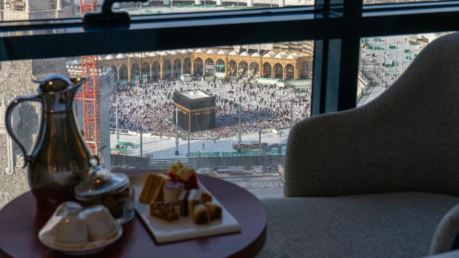 Pemandangan Kaabah dari bilik melalui tingkap