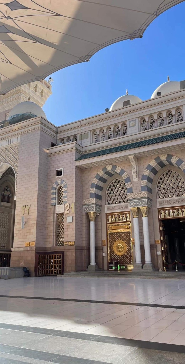 Perkarangan Masjid Nabawi di Madinah