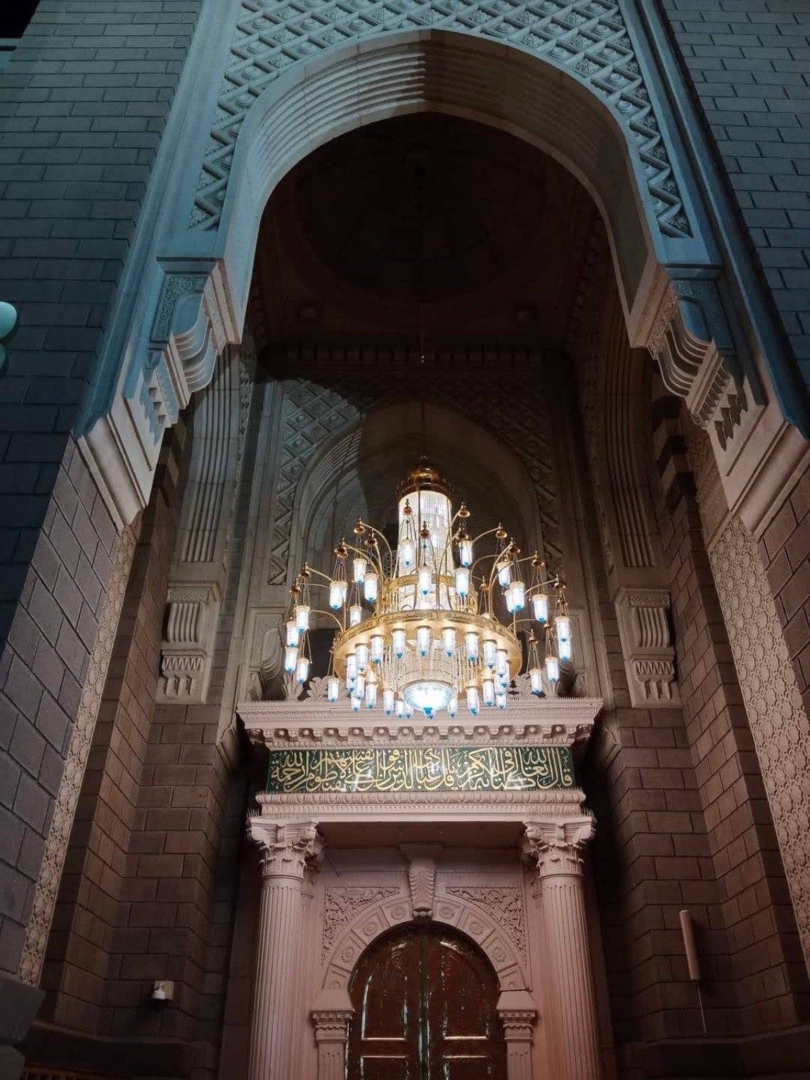 Ruang dalaman masjid di Madinah
