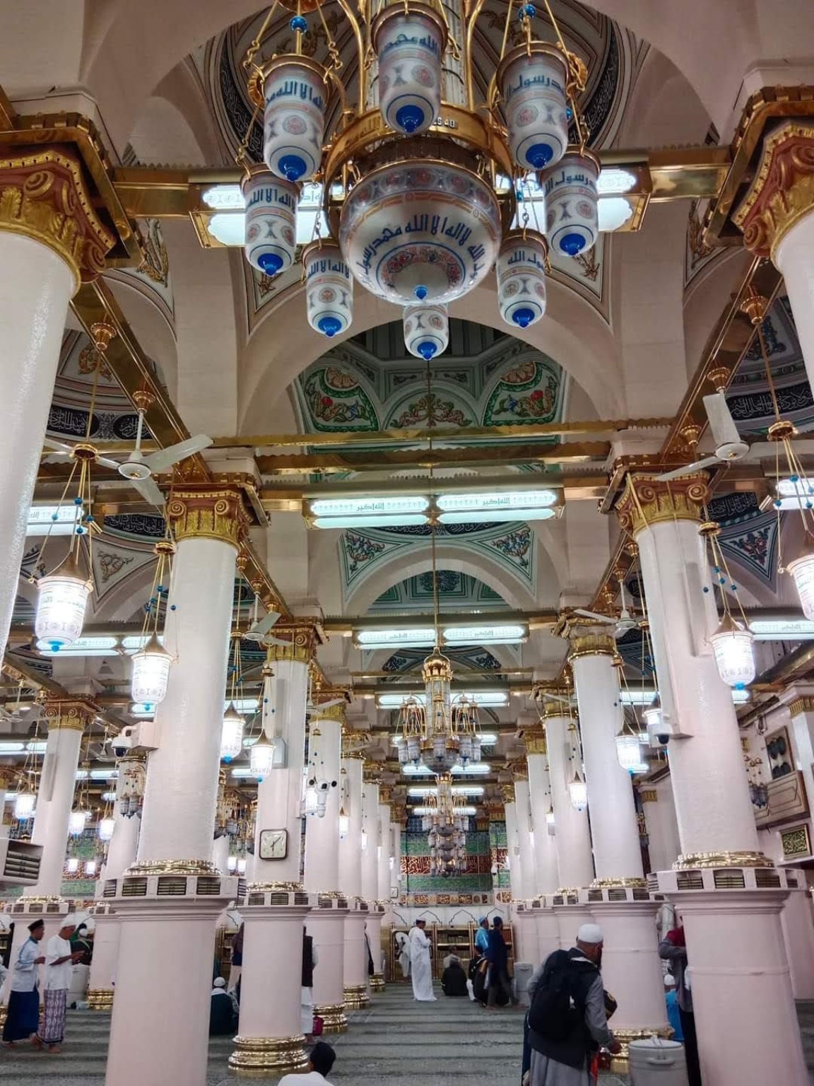 Ruang dalaman Masjid Nabawi di Madinah