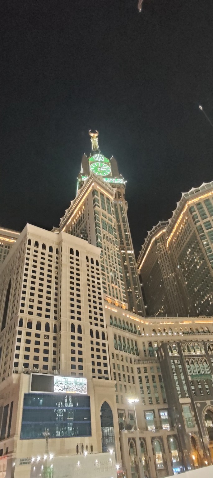 Bangunan hotel berhampiran Masjidil Haram di Makkah